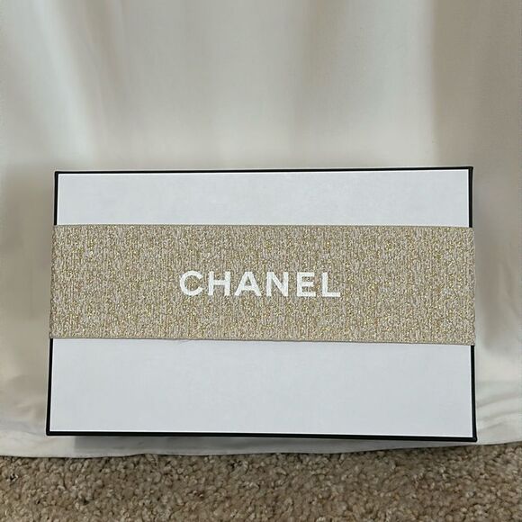 Empty CHANEL Box with Ribbon - Picture 2 of 10